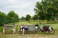 Prima bank aan het begin van de route langs de rivier