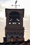 De route van de processie werd uitgelicht met kaarsen en toortsen zo ook de Torre