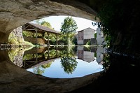 Doorkijkje onder de brug over de Dronne in St.-Front-la-Rivière