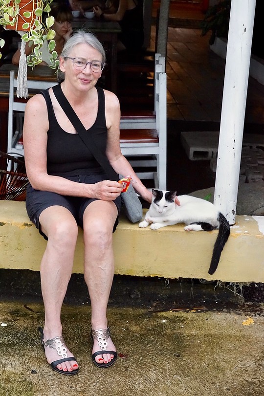Marja kreeg tijdens het wachten gezelschap van een leuke kat (foto speciaal voor Elske)