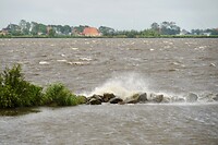 De schuim kopje stonden op de golven in de Aldegeaster Brekken