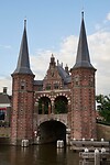De Sneker Waterpoort, gezien vanaf de kolk
