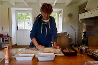 Gerda bereidt de vleeskroketten voor