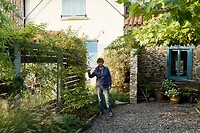 Gerda in haar tuin op de cour