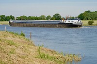 Dit soort schepen varen ook op de IJssel, daar wil je met je veerpont niet voor liggen