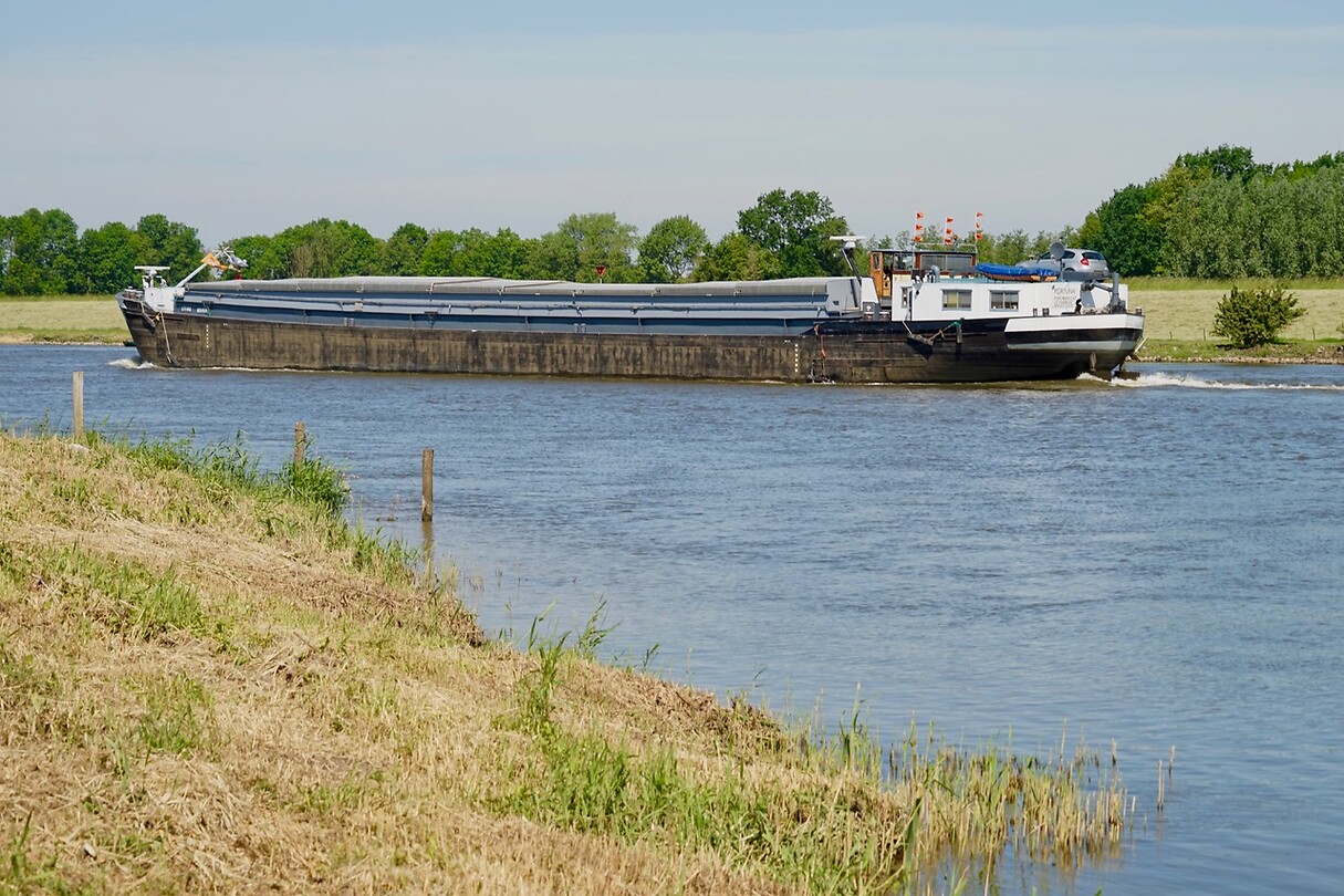 Dit soort schepen varen ook op de IJssel, daar wil je met je veerpont niet voor liggen