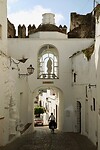 Door een poort de oude stad uit