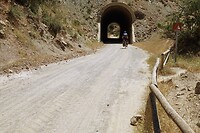 Henk op weg naar 1 van de vele tunnels