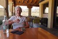 Marja op het overdekte terras van ons hotel