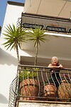 Nogmaals, tussen alle potten met geraniums en andere planten