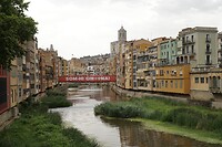 Vanaf het station kom je via de Pont de Pedra over Riu Onyar de oude stad van Girona binnen