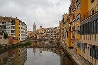 Blik over de Riu Ontario vanaf de brug met het grote spandoek Som-Hi Girona