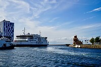De veerhaven van Helsingborg met vertrekkende veerboot