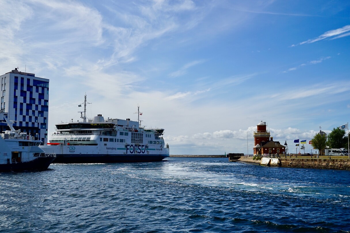 De veerhaven van Helsingborg met vertrekkende veerboot