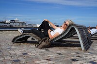 Marja test een ligstoel aan de haven