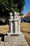 Beeld van drie meisjes die naar de 1e communie (?) gaan