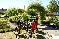 Henk onder een van de bogen in het rosarium