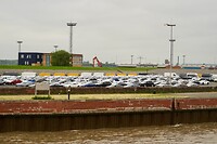 Honderden nieuwe auto's stonden klaar op de kade in Emden om per schip vervoerd te worden 2