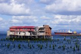 Verlaten pakhuis in de baai
