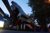 EMP museum met de light rail, deel van het OV-systeem van Seattle