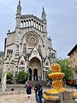 De kathedraal van Sóller met citrusfontein