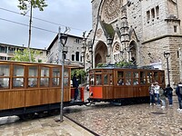 De tram komt dwars over het plein voor de kathedraal