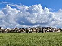 Dreigende wolkenluchten achter Sant Jordi