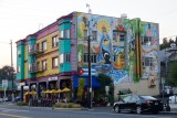 Kleurrijk gebouw met Cubaans restaurant in de wijk Kerns (NE Glisan Str & 28th Ave)