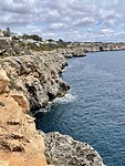 UItzicht langs de kust bij Cala Pi