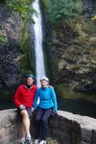 Een vriendelijke toeriste bood aan om ons voor de waterval te vereeuwigen