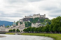 Blik op de oude stad vanaf de Salzach met bovenop Festung Hohensalzburg