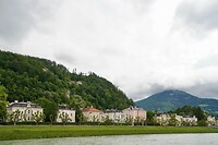 Fraaie villa's langs de Salzach