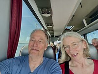 Omdat we zo vroeg waren, zaten we eerste rang in de bus