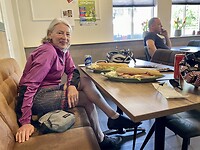 Marja poseert bij onze ‘stokbroodjes’