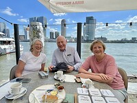 Marja, Just & Hanneke voor de skyline van Rotterdam-Zuid