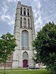 De kerktoren in het oude centrum van Brielle