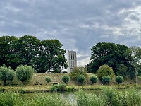 De kerktoren achter de Sarawak van Brielle