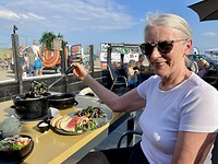 Marja helemaal gelukkig met haar pan met heerlijke mosselen