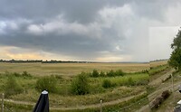 Ietwat rafelig panoramashot van het naderende onweer