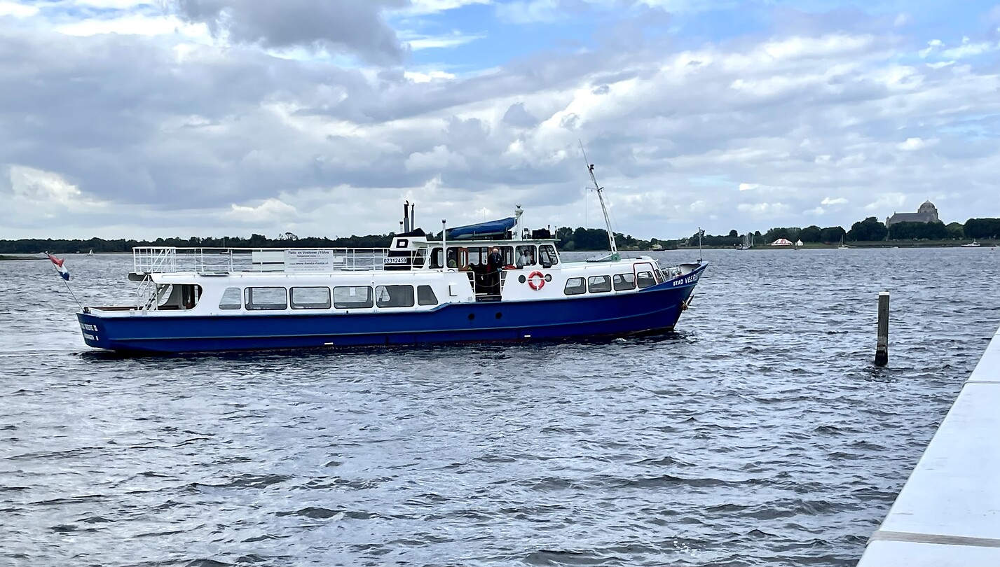 Het voet- en fietsveer over het Veerse Meer naar Veere