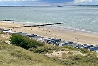 Een hele rij strandhuisjes