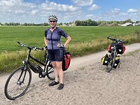 Marja poseert voor de heldergroene weilanden