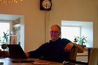 Henk achter de iPad