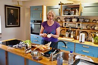 Marja tijdens de voorbereiding voor een heerlijk vegetarisch maal
