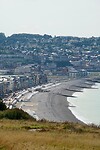 De boulevard van Mers-les-Bains met kiezelstrand ervoor