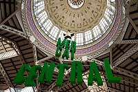 Onder de koepel hangt de naam in grote groene letters