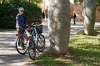 Marja bij de baobab-achtige stam van een zijdeboom en de huurfietsen van vandaag