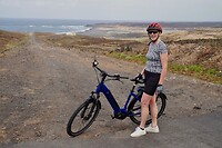 Poseren met de e-bike bij de baai van de Salinas