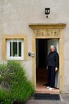Marja in de ingang van ons 1e appartement, dat we morgen gaan omruilen