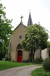 Het kerkje bij het kasteel, al lang gleden ‘desacralisé’; nu staat er een tafeltennistafel in.